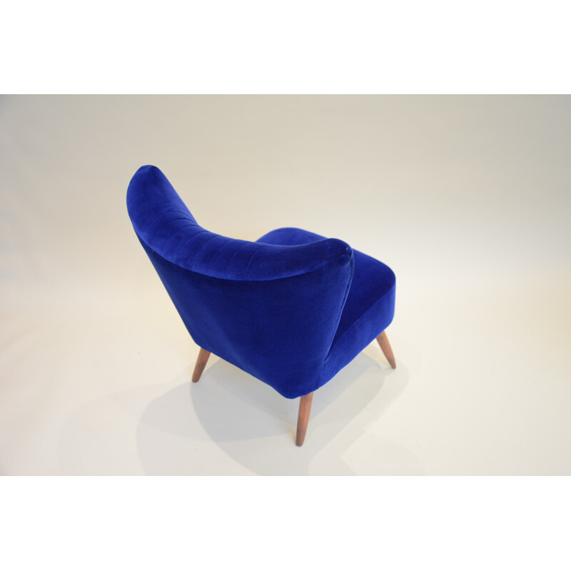 Blue velvet cocktail chair in oak - 1950s
