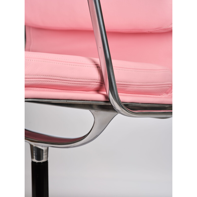 Vintage pink leather swivel armchair by Charles & Ray Eames for Herman Miller