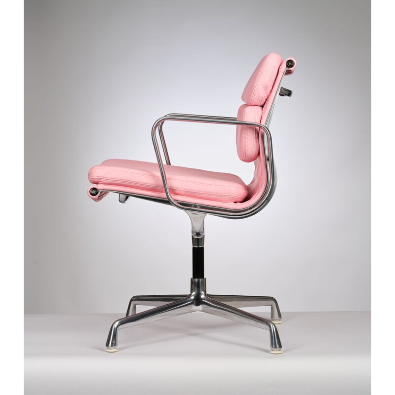 Fauteuil pivotant vintage cuir rose, par Charles & Ray Eames pour Herman Miller