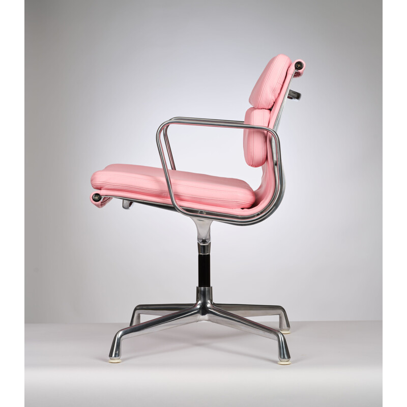 Vintage pink leather swivel armchair by Charles & Ray Eames for Herman Miller