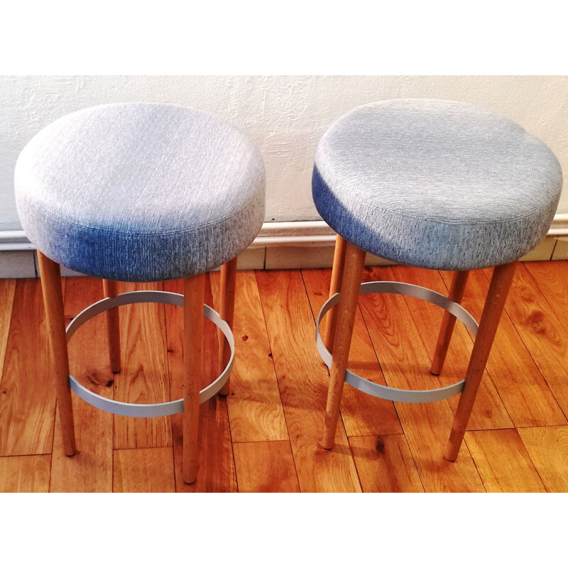 Taburete vintage de tela azul y madera