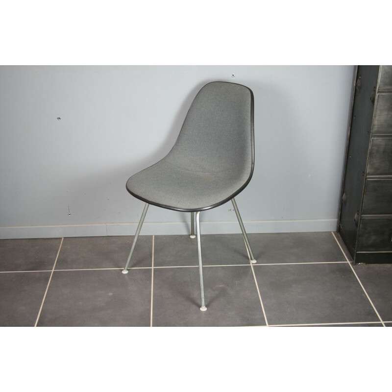 Cadeira Vintage Dsx em fibra preta e tecido cinzento de Charles