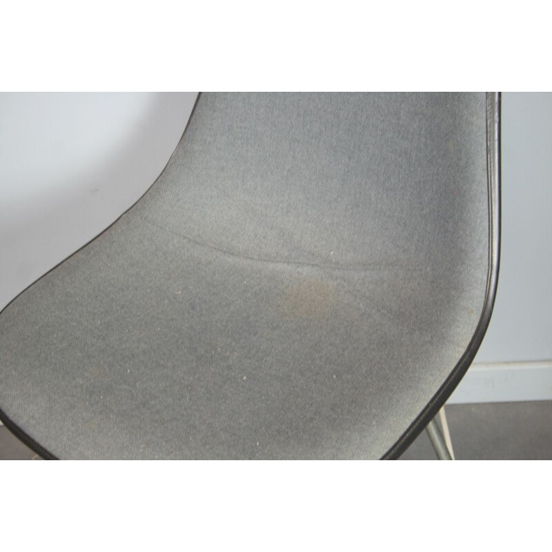 Vintage Dsx Stuhl aus schwarzer Faser und grauem Stoff von Charles