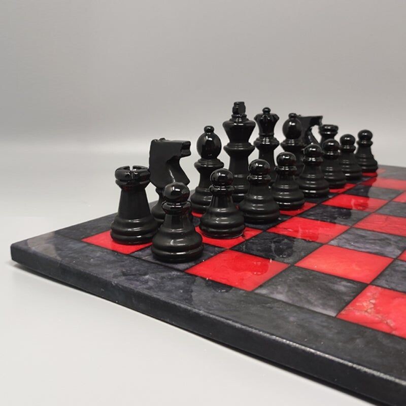 Jeu d'échecs rouge et noir vintage en albâtre de Volterra fait à la main, Italie 1970