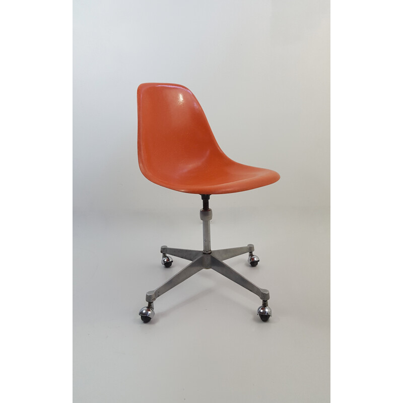 Desk chair in fiberglass on wheels, Charles EAMES - 1970s