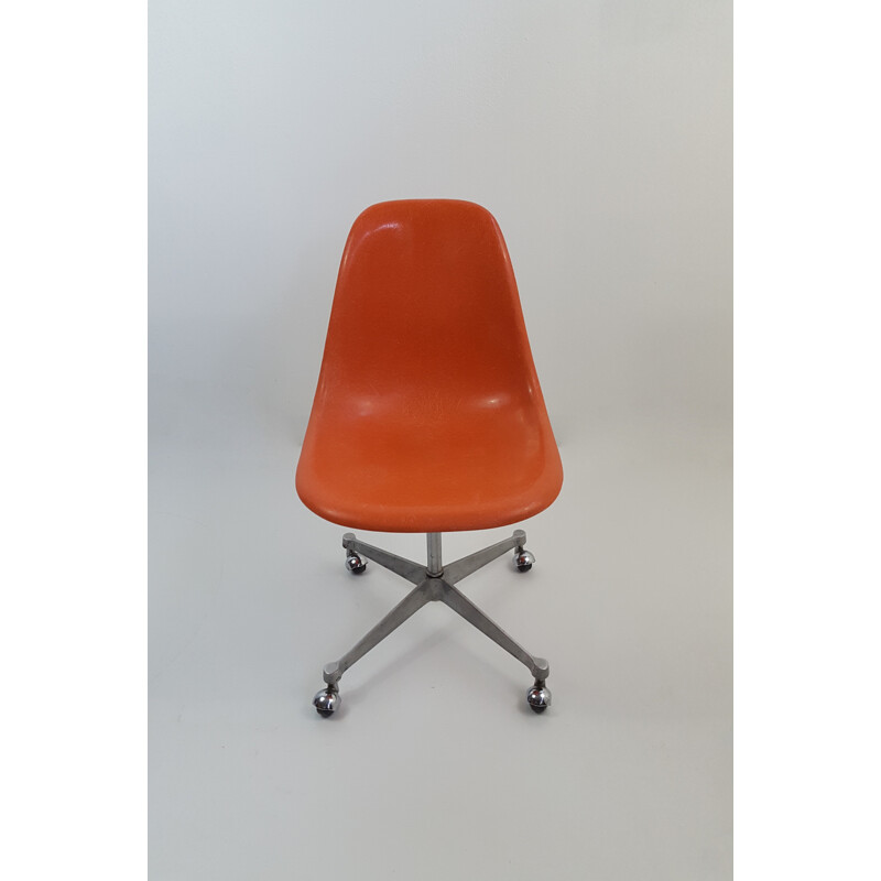 Desk chair in fiberglass on wheels, Charles EAMES - 1970s