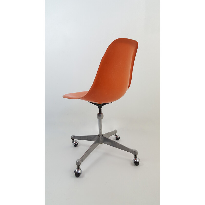 Desk chair in fiberglass on wheels, Charles EAMES - 1970s