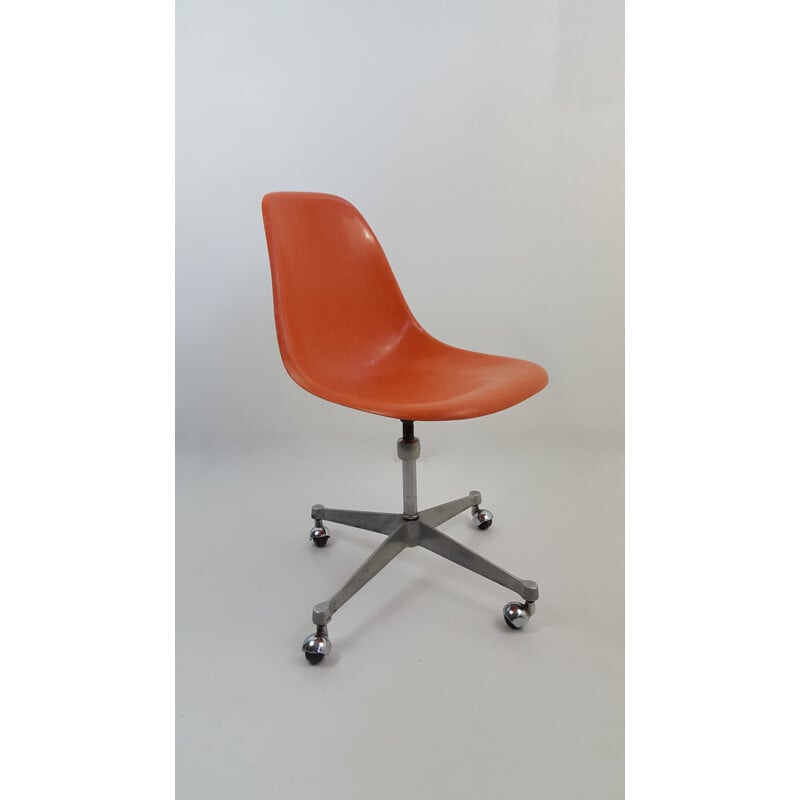 Desk chair in fiberglass on wheels, Charles EAMES - 1970s