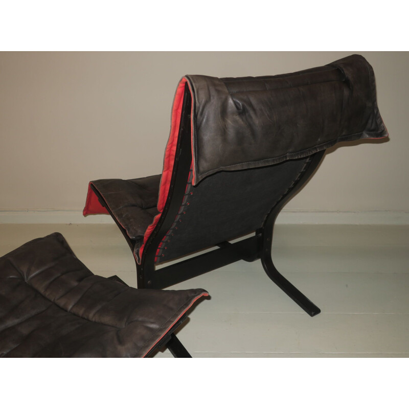 Poltrona Vintage Siesta e otomana em pele preta com costas vermelhas por Ingmar Relling