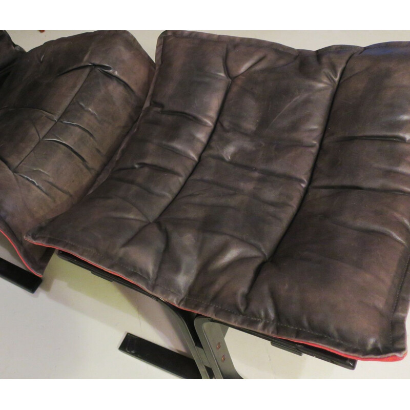 Vintage Siesta Sessel und Ottoman aus schwarzem Leder mit roter Rückenlehne von Ingmar Relling