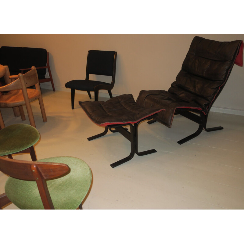 Vintage Siesta fauteuil en voetenbank in zwart leer met rode rug door Ingmar Relling