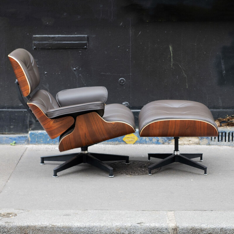 Moet Als reactie op de wakker worden Vintage palissander stoel en voetenbank van Charles en Ray Eames voor  Herman Miller.