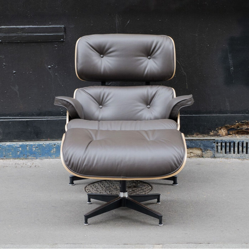 Vintage lounge chair and ottoman in rosewood by Charles and Ray Eames for Herman Miller