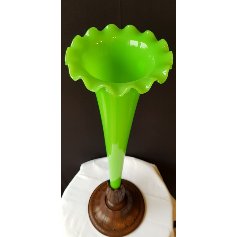 Vase vintage dit cornet en verre opaline vert