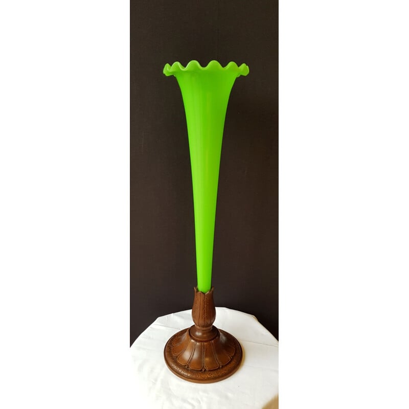 Vase vintage dit cornet en verre opaline vert