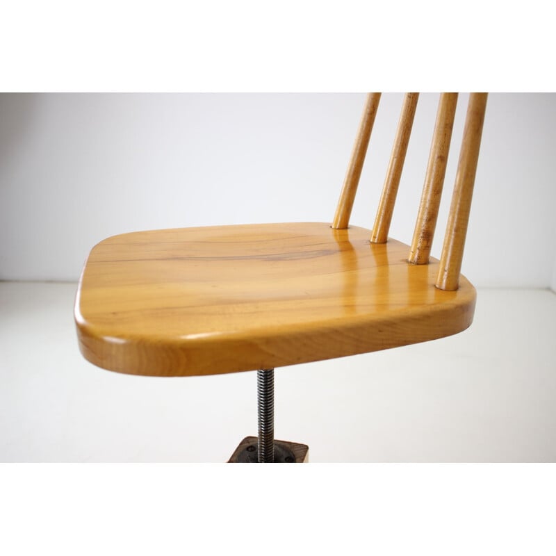 Sedia girevole in legno vintage, Cecoslovacchia 1970