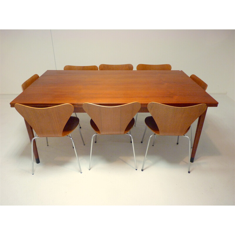Ensemble de table et 8 chaises "Série 7",  Arne JACOBSEN & Niels O. MOLLER - 1970
