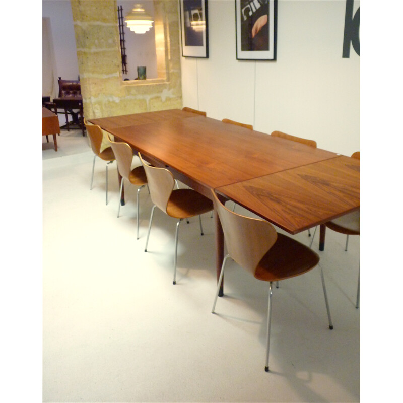 Set of table and 8 "Série 7" chairs in teak, Arne JACOBSEN & Niels O. MOLLER - 1970s