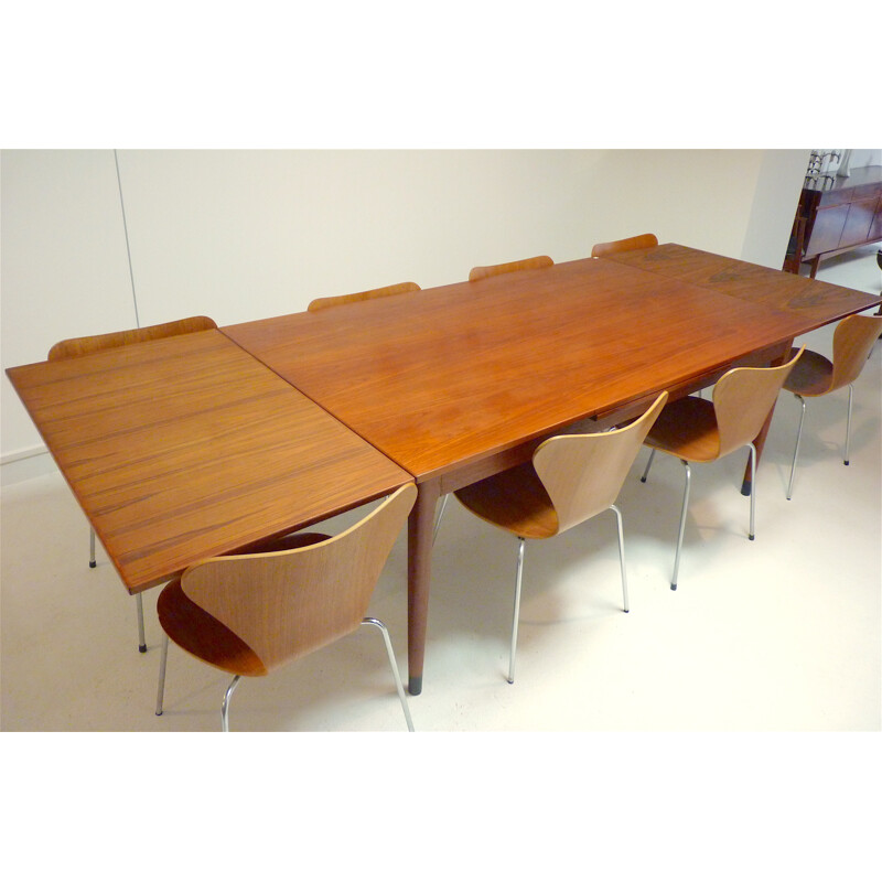 Ensemble de table et 8 chaises "Série 7",  Arne JACOBSEN & Niels O. MOLLER - 1970