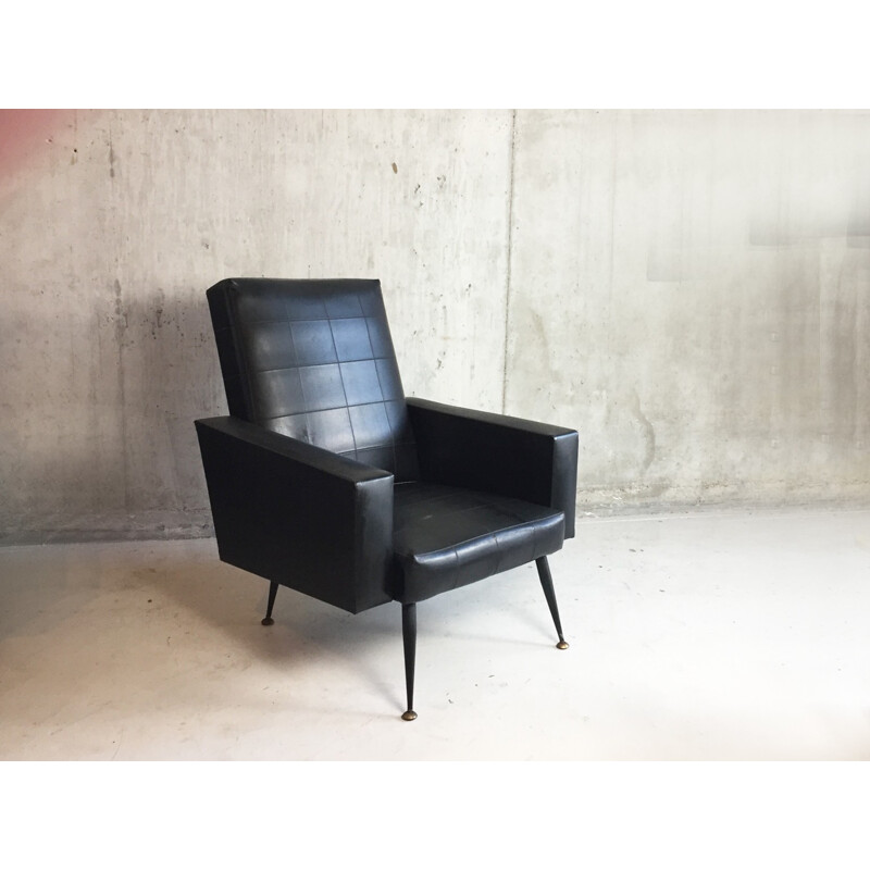 Fauteuil français en simili cuir noir et laiton - 1960