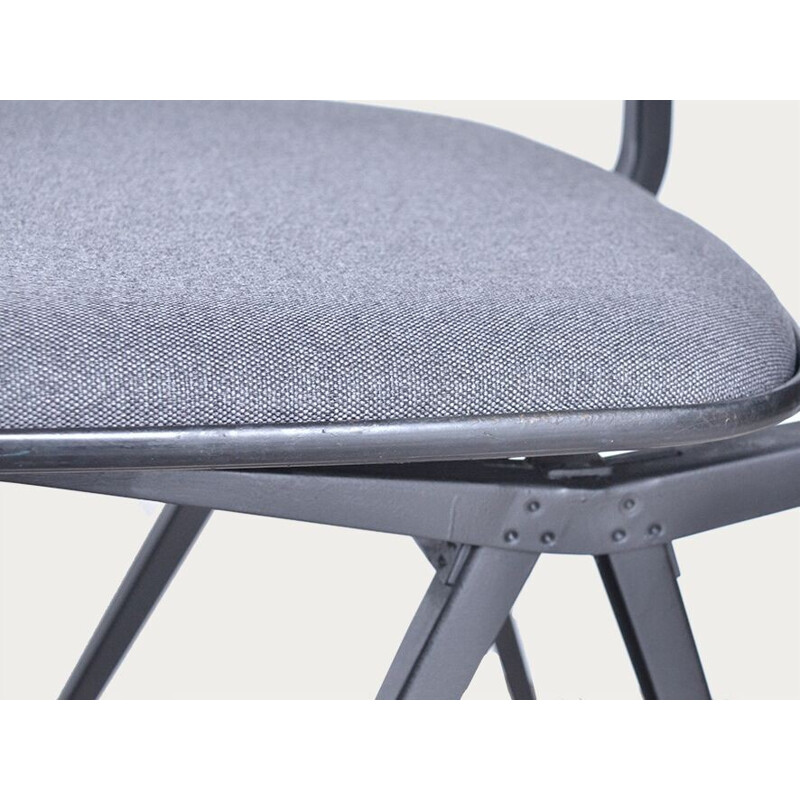 Paire de chaises retapissées "Result" en acier et tissu gris, Friso KRAMER - 1950