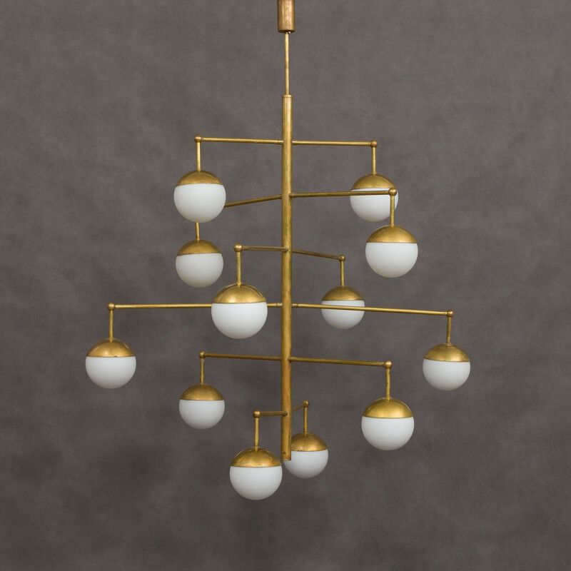 Lampadario italiano d'epoca in ottone con 12 paralumi in vetro opalino, 1970