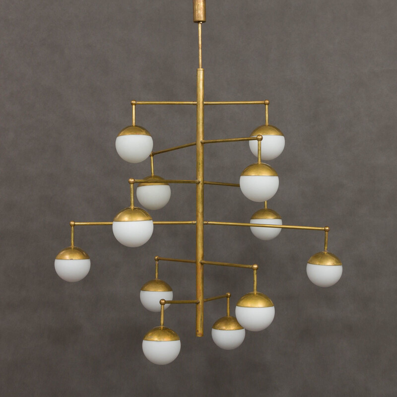 Lampadario italiano d'epoca in ottone con 12 paralumi in vetro opalino, 1970