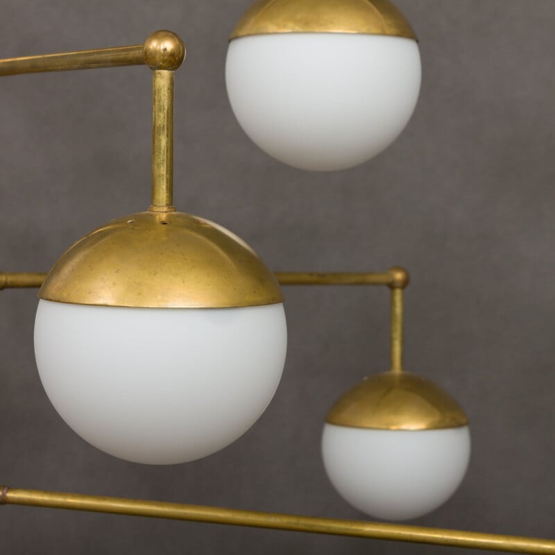 Lampadario italiano d'epoca in ottone con 12 paralumi in vetro opalino, 1970