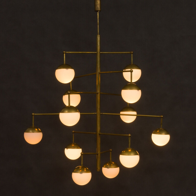 Lampadario italiano d'epoca in ottone con 12 paralumi in vetro opalino, 1970