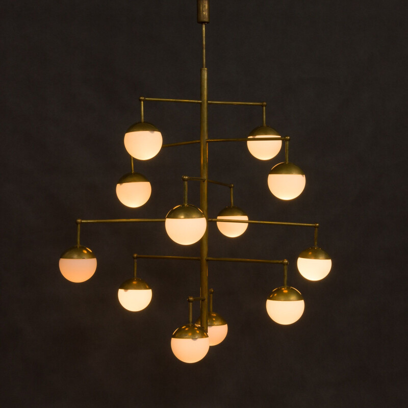 Lampadario italiano d'epoca in ottone con 12 paralumi in vetro opalino, 1970