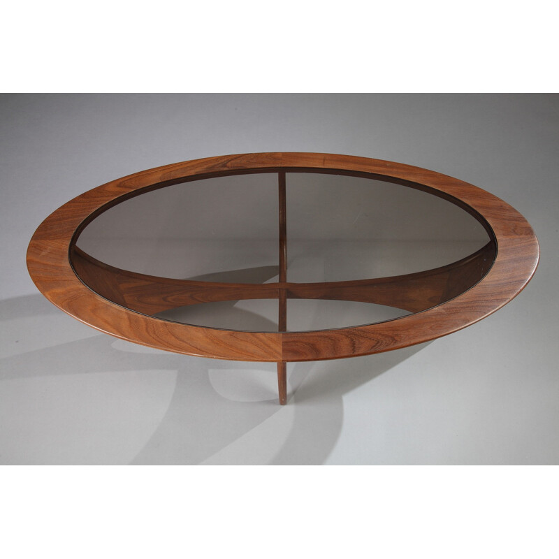 Table basse ovale "Astro" G-Plan en teck et verre, Victor WILKINS - 1960