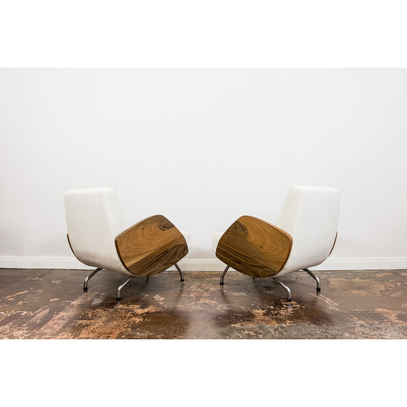 Pareja de sillones vintage de nogal y bouclé blanco de Janusz Różański, 1950.