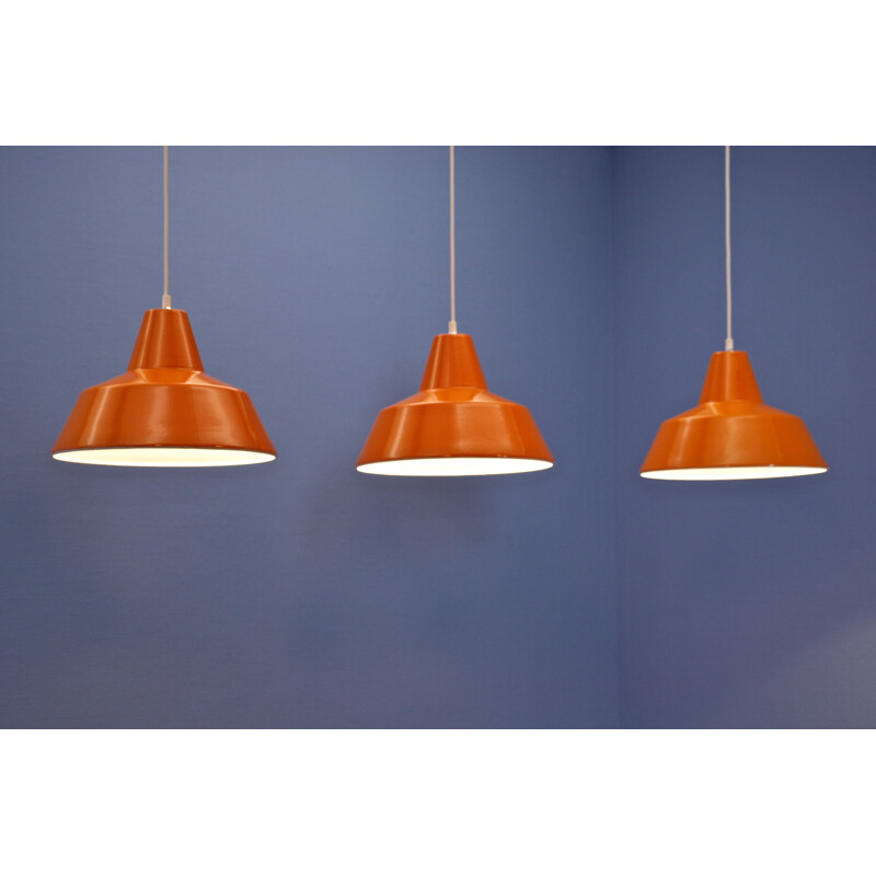 Ensemble de 3 lampes danoises vintage en émail orange par Louis Poulsen, 1970