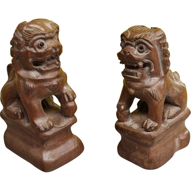 Ein Paar Vintage-Löwen aus geschnitztem Holz aus einem asiatischen Tempel