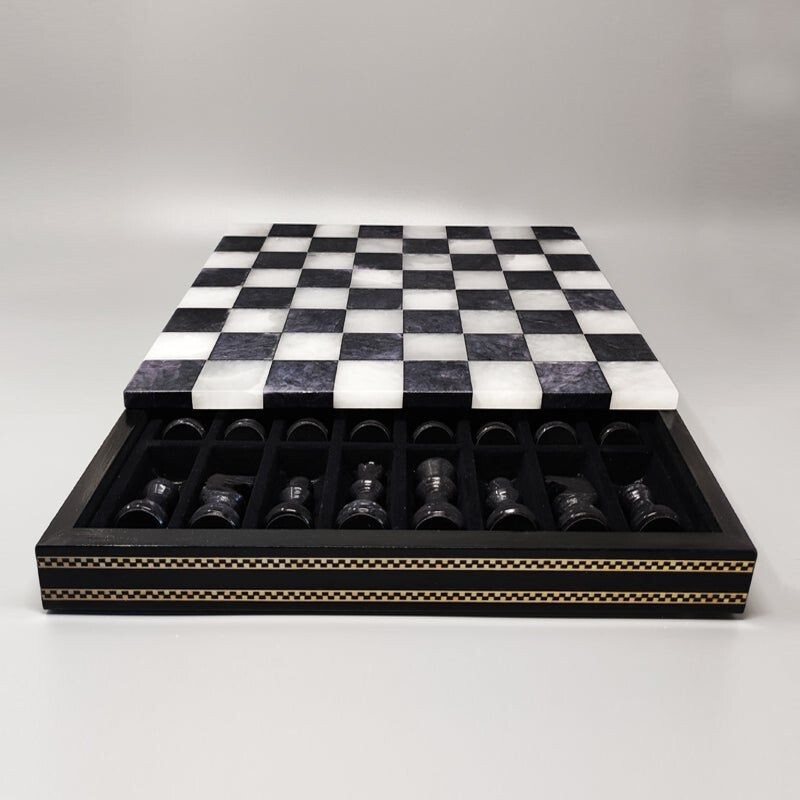 Jeu d'échecs noir et blanc vintage en albâtre de Volterra fait à la main avec boîte, Italie 1960