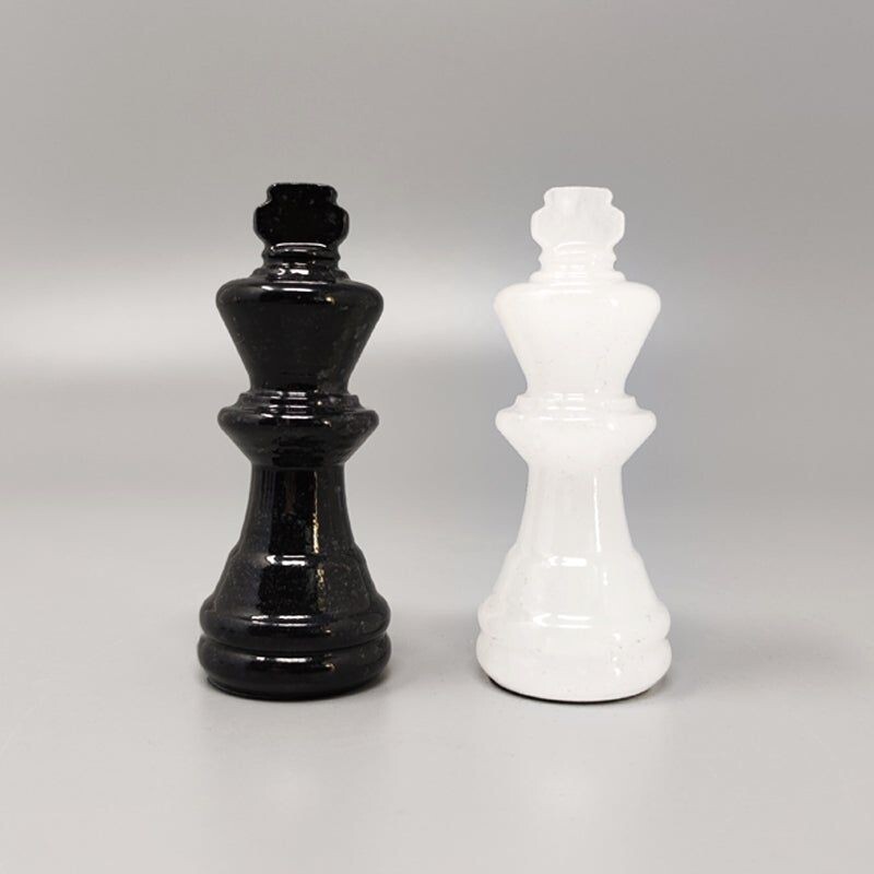 Jeu d'échecs noir et blanc vintage en albâtre de Volterra fait à la main avec boîte, Italie 1960
