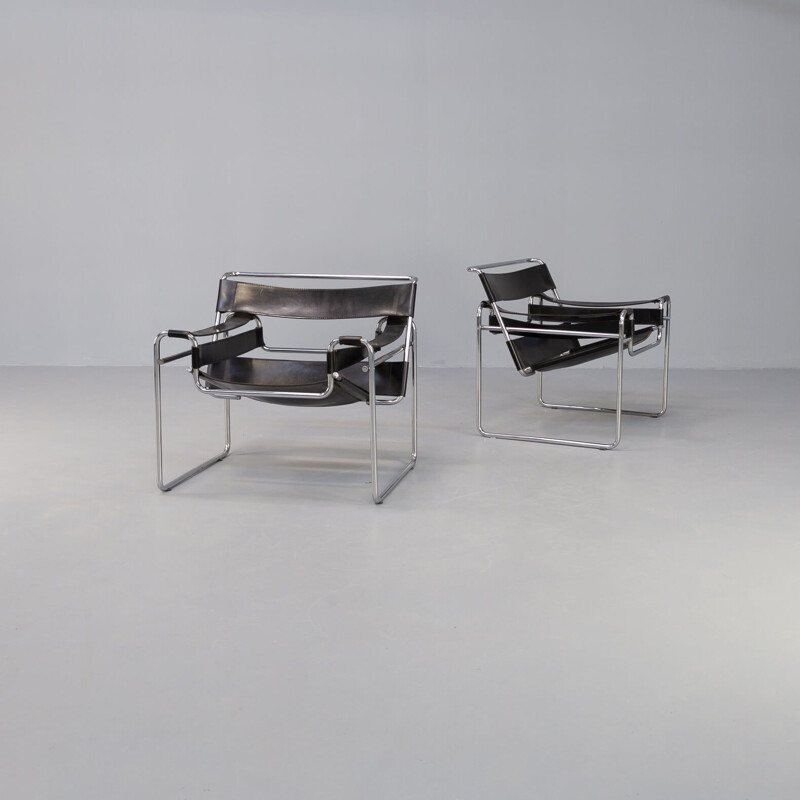 Paire de fauteuils vintage "wassily" en cuir noir par Marcel Breuer pour Gavina