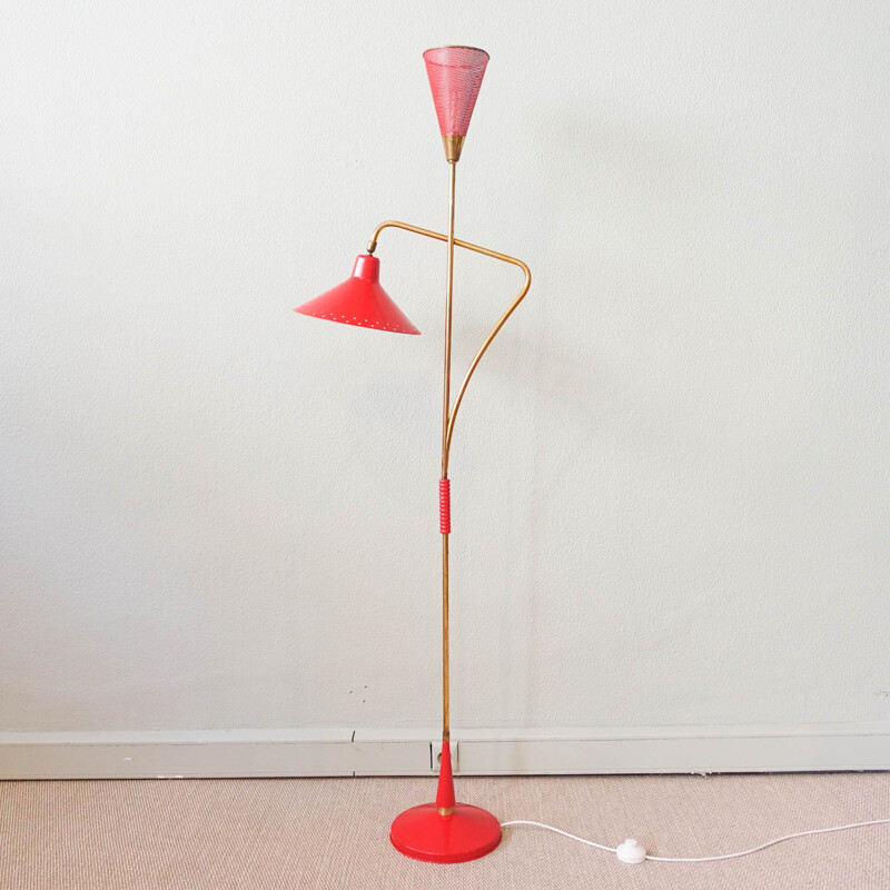 Lámpara de pie alemana vintage de color rojo y latón, 1950