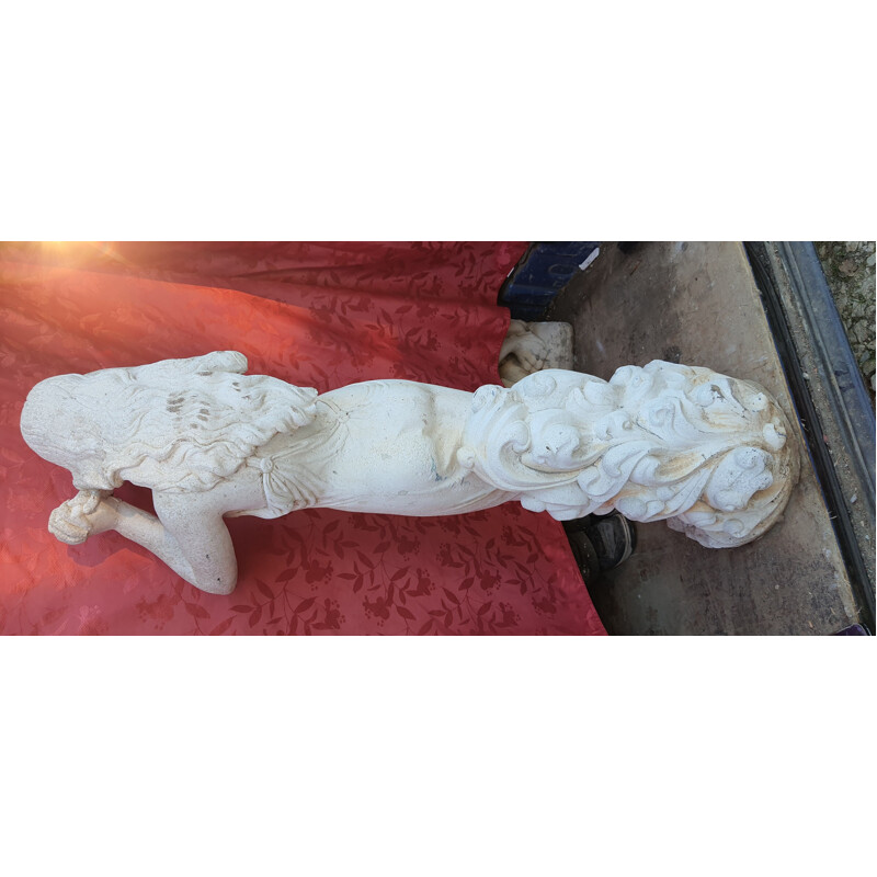 Estatua de una mujer de época drapeada en piedra