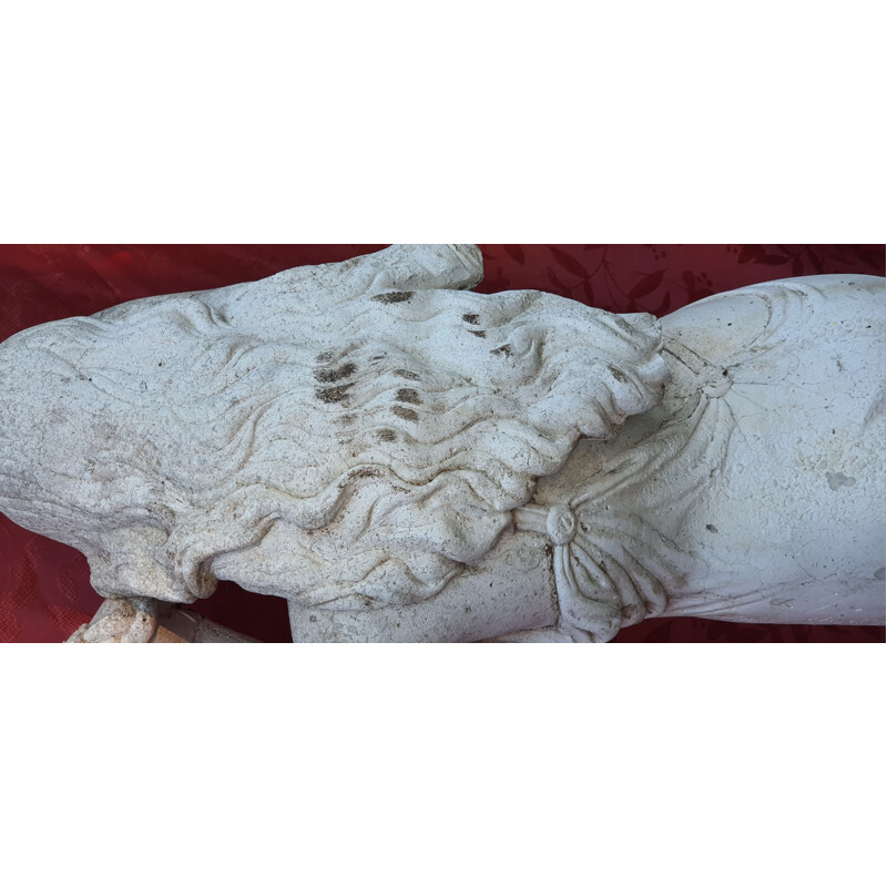 Statua di donna d'epoca drappeggiata in pietra