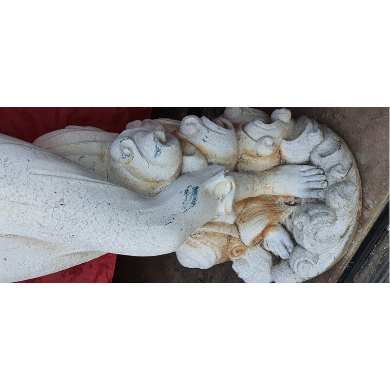Estatua de una mujer de época drapeada en piedra