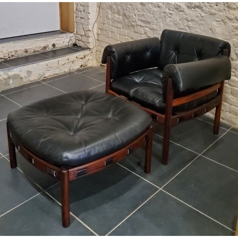 Vintage zwart lederen fauteuil met voetenbankje van Sven Ellekaer voor Coja, 1970