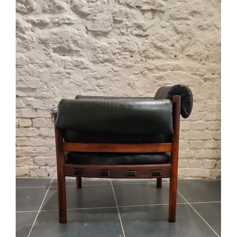 Sillón vintage de cuero negro con otomana de Sven Ellekaer para Coja, 1970