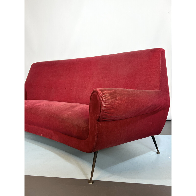 Sofá vintage de terciopelo rojo de Gigi Radice para Minotti, Italia 1950