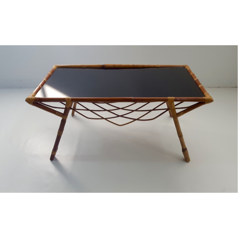 Table basse rectangulaire en rotin et verre noir - 1960 
