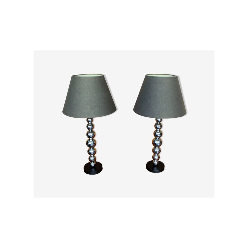 Coppia di lampade vintage contemporanee con gambe cromate