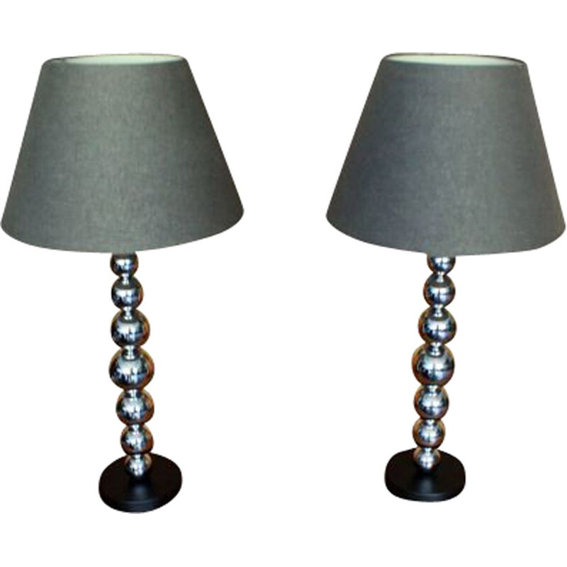 Ein Paar zeitgenössischer Vintage-Lampen mit verchromten Füßen