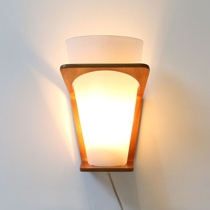 Vintage teakhouten wandlamp met wit opaalglas, 1930