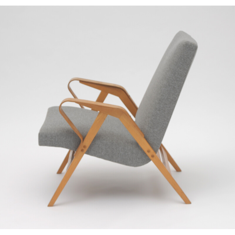 Paire de fauteuils Tatra Nábytok en bois et tissu gris - 1960