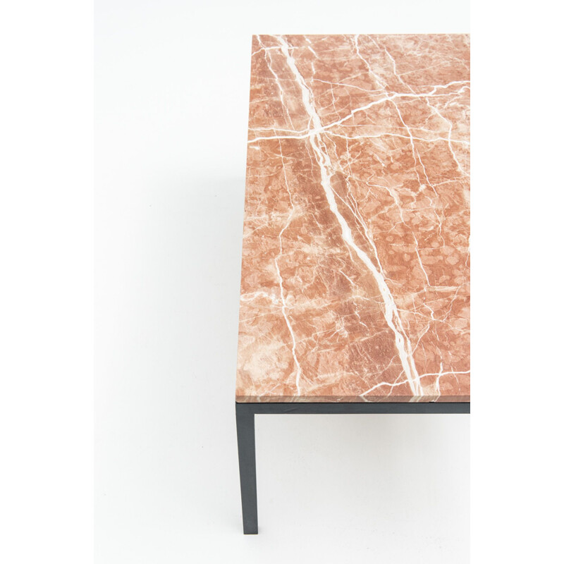 Table basse vintage en marbre rouge